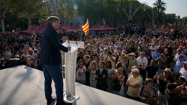 Carles Puigdemont spricht in der Nähe des katalanischen Parlaments in Barcelona zu Anhängern. 
