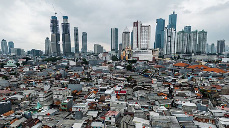 Schon vor dem Umzug ist der Kontrast zwischen Arm und Reich in Indonesien groß.