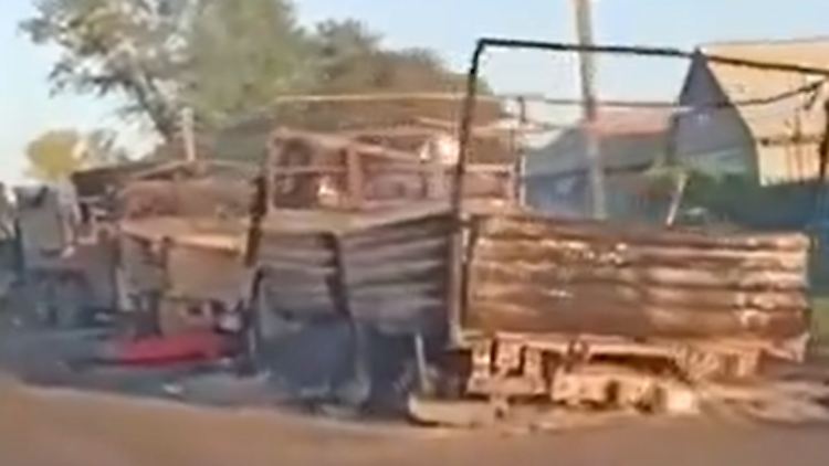 14 Truppentransporter scheinen bei dem Angriff getroffen worden zu sein. Einige von ihnen brannten vollständig aus. 