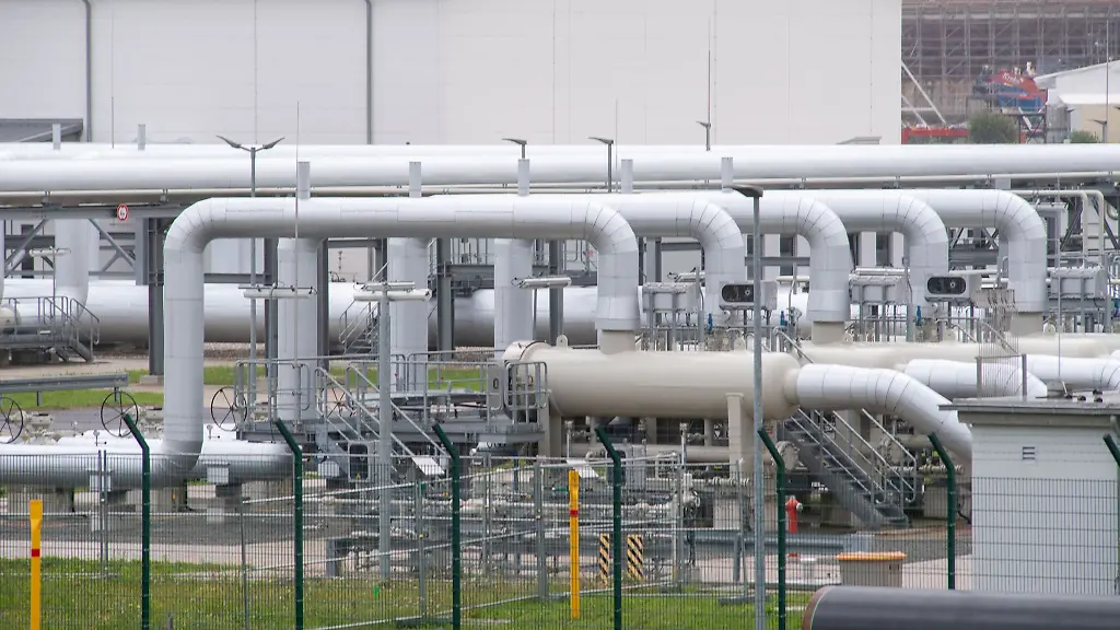 Blick-auf-Rohrsysteme-und-Absperrvorrichtungen-im-vorpommerschen-Lubmin