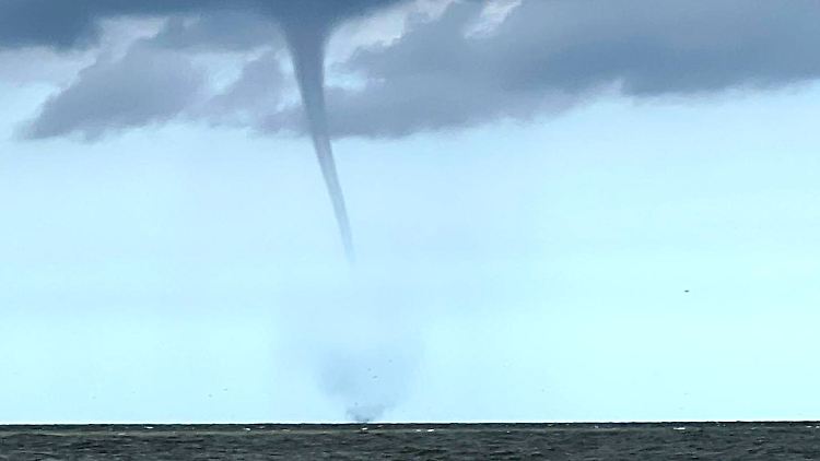 Foto des mutmaßlichen Tornados vor Borkum.