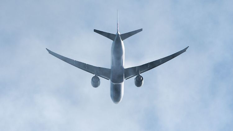 Ein Passagierflugzeug befindet sich im Landeanflug. (Symbolbild)