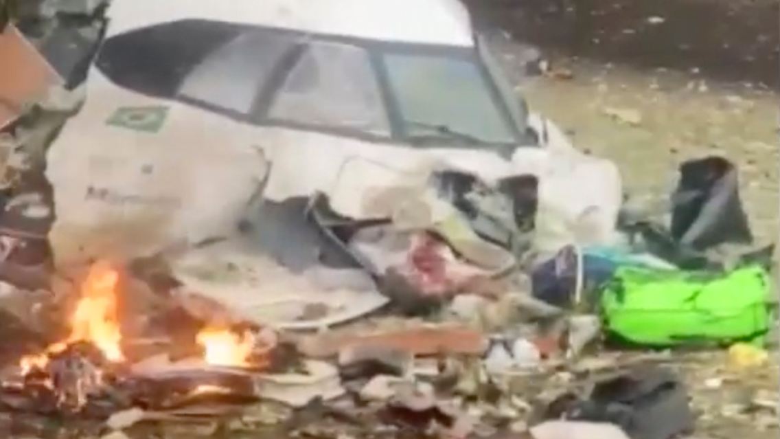 Das Flugzeug stürzte in einer Wohnsiedlung ab. Am Boden sei aber niemand verletzt worden.