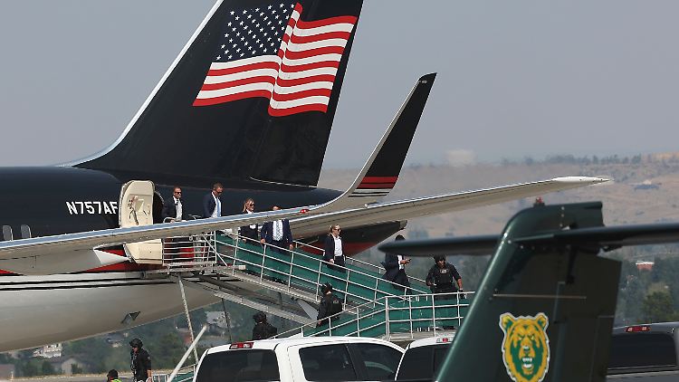 Mitglieder von Trumps Team steigen nach der Ankunft auf dem Billings Logan International Airport aus.