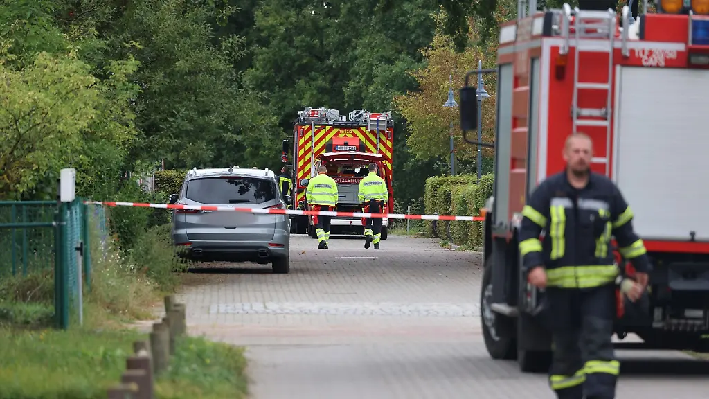 Einsatzkraefte-sperren-wegen-einer-mutmasslichen-Bombendrohung-die-Zufahrtswege-zur-Gesamtschule