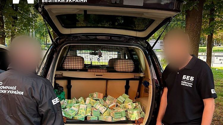Ermittler der Behörde für Wirtschaftskriminalität beschlagnahmen fast fünf Millionen Euro Schwarzgeld in Kiew.