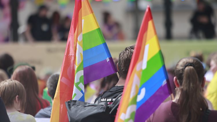 Mit einer derart großen Gegenbewegung hätten die Organisatoren des CSD in Bautzen nicht gerechnet.