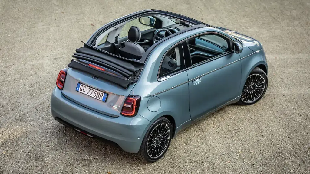 Der-Fiat-500e-Cabrio-ist-perfekt-fuer-den-Sommer-und-momentan-guenstig-im-Leasing