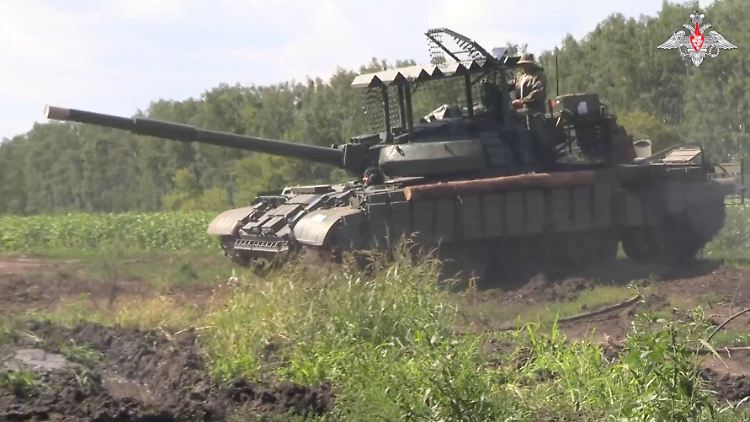 Bildmaterial vom russischen Verteidigungsministerium: Es soll russische Panzer in der Region Kursk zeigen. 
