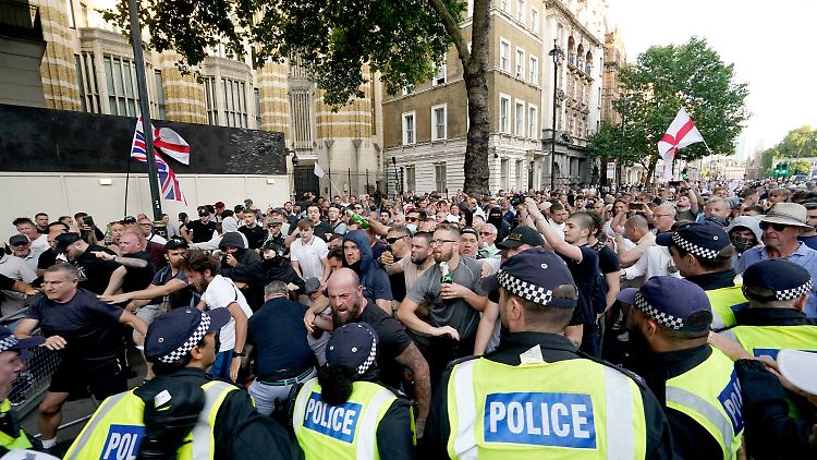 Dutzende Polizisten wurden während der Ausschreitungen in England verletzt.