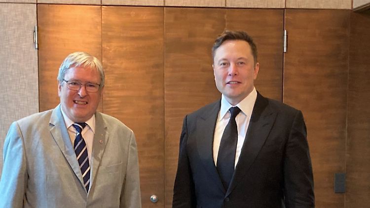 Brandenburgs Wirtschaftsminister Steinbach(l.) schätzt Musk als "innovativen und mutigen" Unternehmer, teilt aber nicht seine politischen Ansichten.
