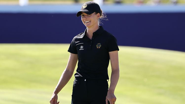 Esther Henseleit freut sich über eine Medaille.