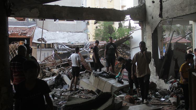 Der Zivilschutzbehörde im Gazastreifen zufolge starben bei dem Angriff auf das Gebäude insgesamt 93 Menschen. 