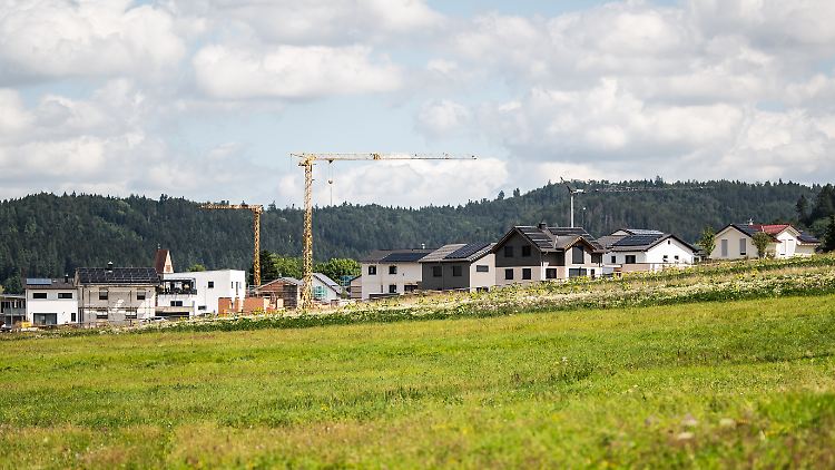Durch die hohe Inflation und die darauffolgenden Zinserhöhungen konnten sich immer weniger Menschen eine eigene Immobilie leisten.