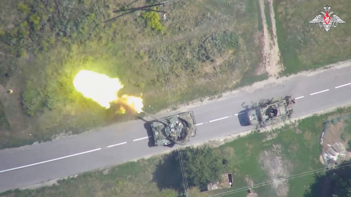 Eine Aufnahme aus einem Video des russischen Verteidigungsministerium soll einen ukrainischen Panzer in der Region Kursk zeigen.