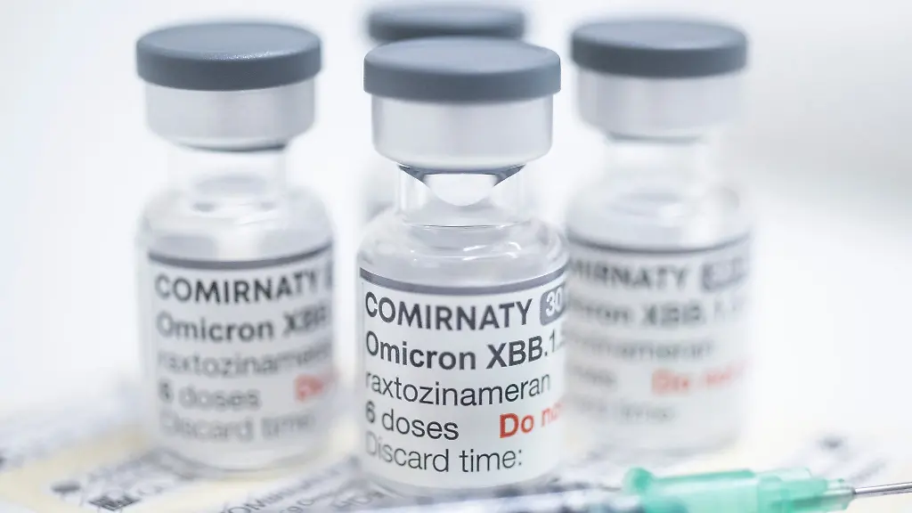 Ampullen-mit-angepasstem-Corona-Impfstoff-von-Biontech-Pfizer-stehen-auf-einem-Tisch-in-einer-Apotheke