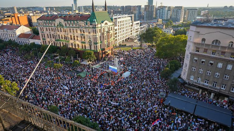 Menschen protestieren in Belgrad gegen den Lithiumabbau  in Serbien. 