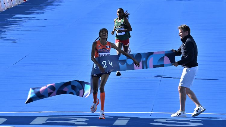 Titel nach dramatischem Zielsprint: Tigist Assefa.
