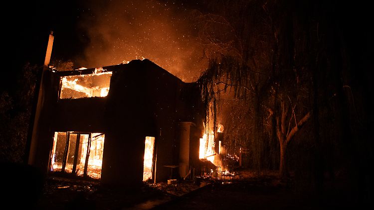 Ein Haus in Athen steht in Flammen.