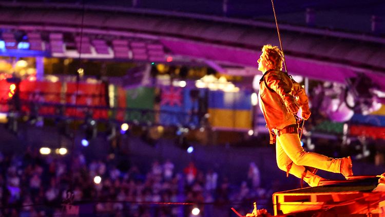 Tom Cruise bringt die olympische Flagge nach Los Angeles.