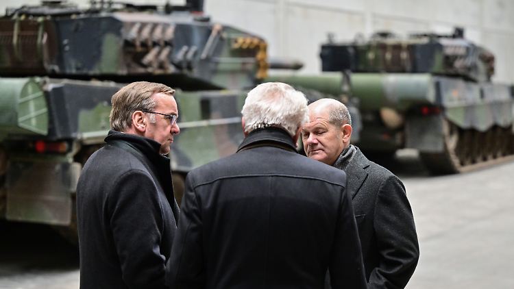Statt Panzer nur zu bestaunen - hier Pistorius (l.) und Scholz (r.) bei einem Besuch bei Rheinmetall - könnte die Bundesregierung sich künftig an Rüstungskonzernen beteiligen. 