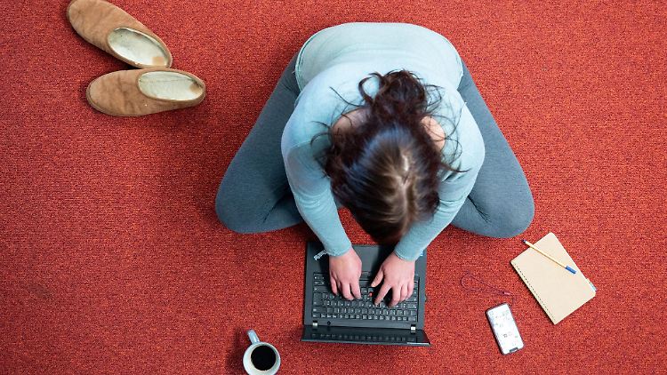  Homeoffice hat sich einer Studie zufolge in vielen Unternehmen fest etabliert. (Archivbild)