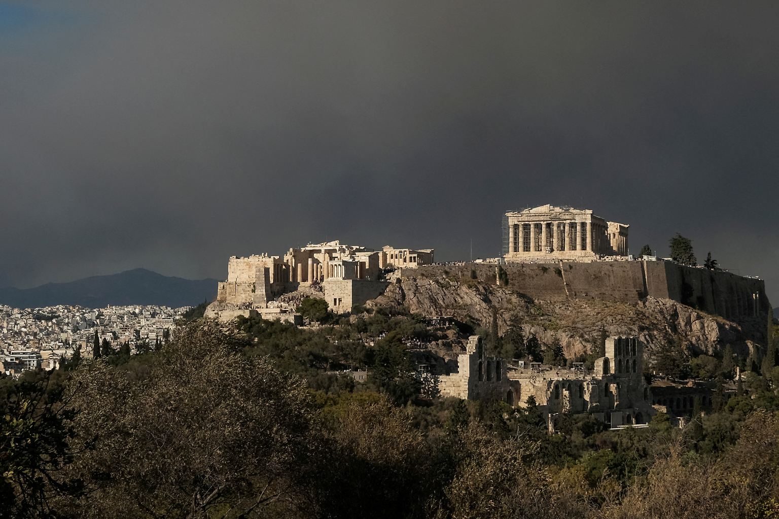 Seit Stunden lodern die Flammen um Athen - und kommen gefährlich der griechischen Hauptstadt gefährlich nahe: Der seit Sonntagnachmittag wütende Großbrand am nördlichen Stadtrand der griechischen Hauptstadt …