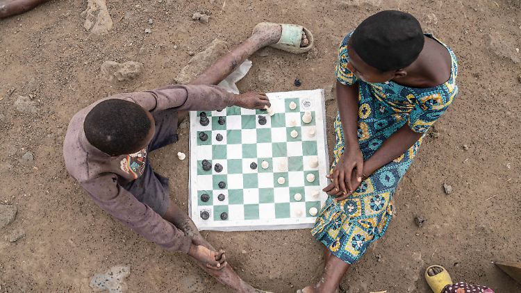 Schachspielen soll den Kindern helfen, ihre traumatischen Erlebnisse zu verarbeiten.