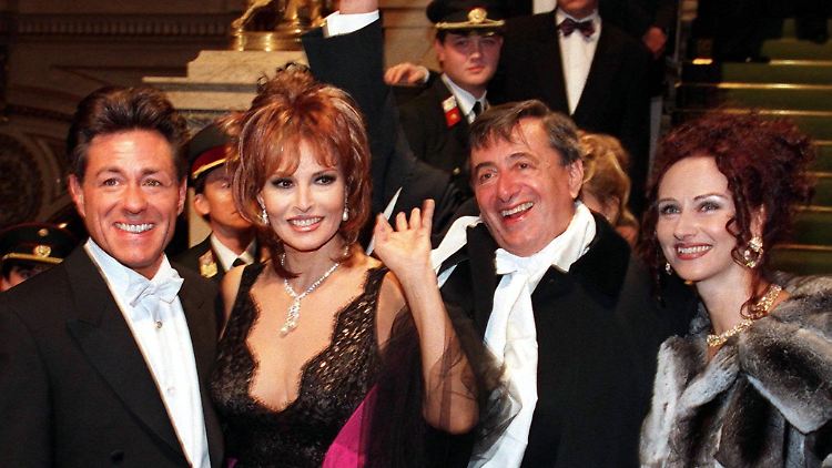 Lugner und der Opernball - an seiner Seite stets ein Promi: Hier die Schauspielerin Raquel Welch (2.v.l.).
