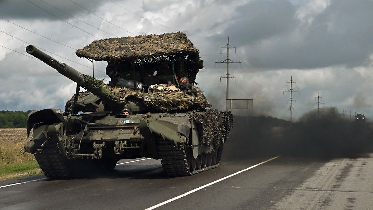 Ein russischer Panzer auf einer Autobahn in der Region Kursk.