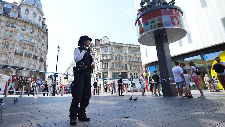 Die Londoner Polizei sichert den Tatort in der Innenstadt. 