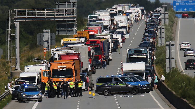 Der Mann hat nach Polizeiangaben zuvor mit seinem Auto "wilde Sau gespielt".