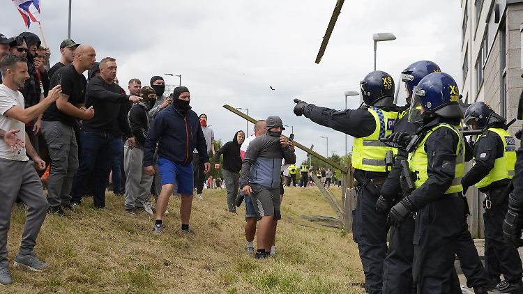 Rechtsradikale missbrauchen den Messerangriff von Southport für Unruhen im ganzen Land.