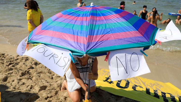 Rund hundert Menschen haben den Strand des vor allem bei Deutschen beliebten Ballermanns symbolisch besetzt. 