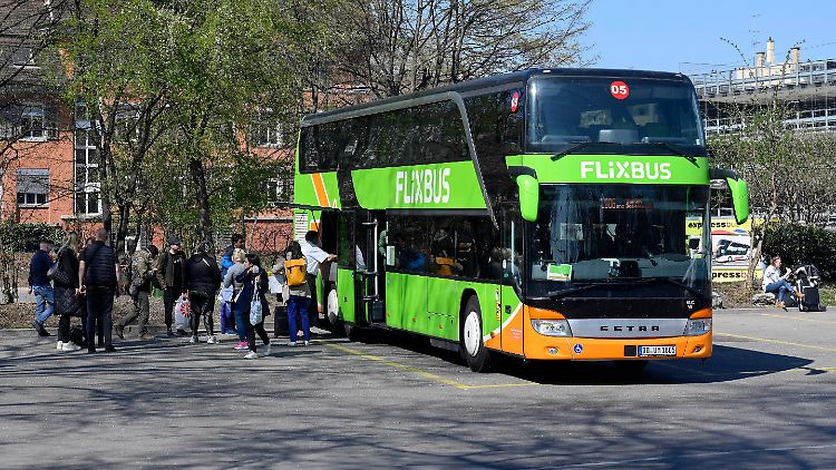 Flix beförderte im Geschäftsjahr 2023 insgesamt 81 Millionen Reisende per Bus und Bahn. 