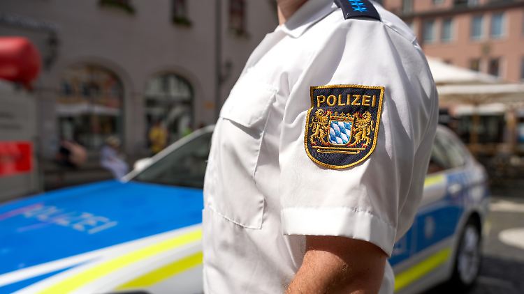 Die Beamten erwischen die alkoholisierten Männer auf frischer Tat und nehmen sie fest. 