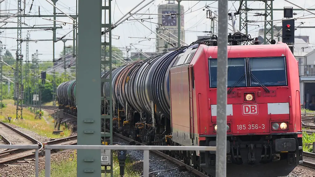 Ein-Gueterzug-mit-Kesselwagen-passiert-den-Bahnhof