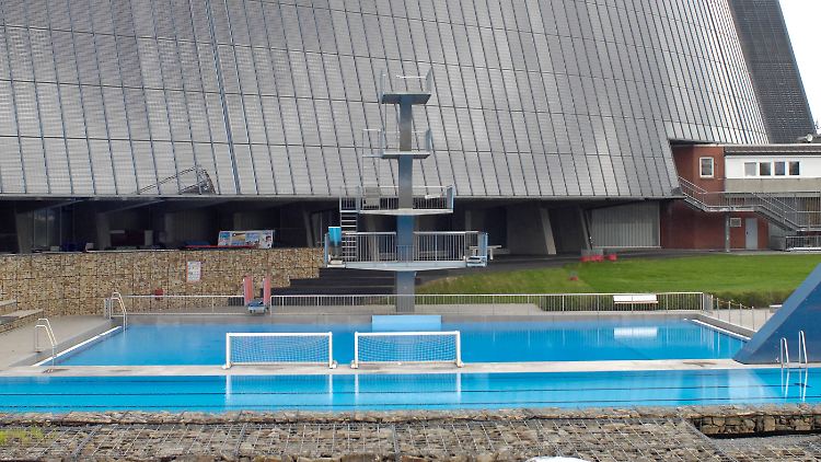 Nach dem Sprung vom Turm im Bremer Stadionbad ist ein junger Mann gestorben. (Archivbild)