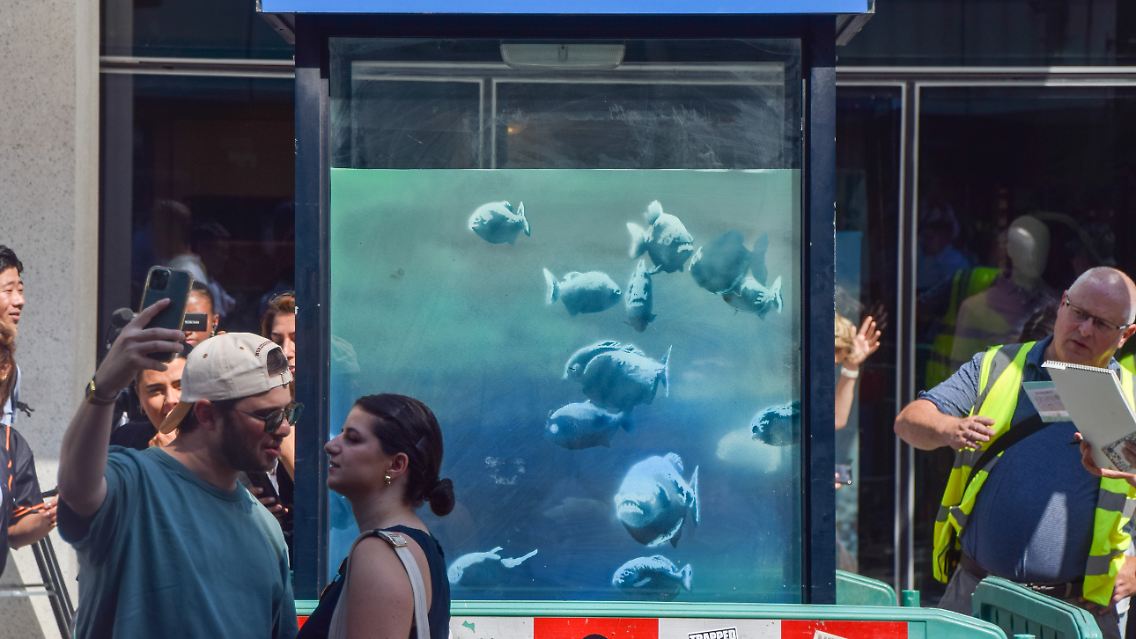 Banksys Piranhas auf einem Polizeikasten in der Londoner City.