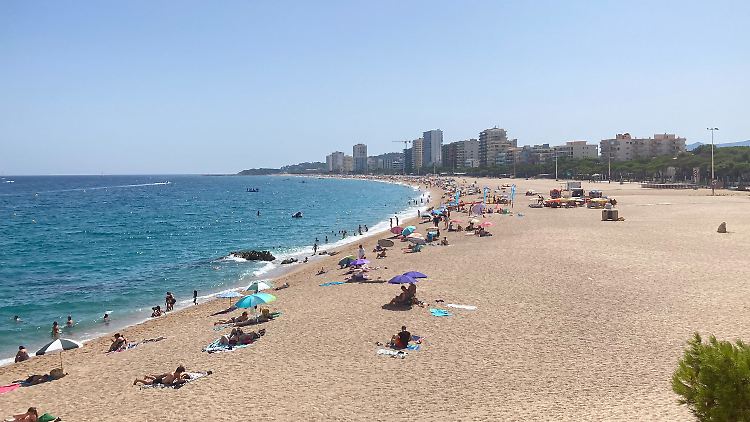 Badegäste liegen an der Platja Gran, die einst dreimal so breit war wie heute.