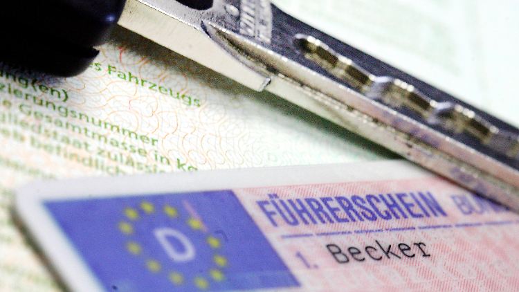 Laut ADAC kann der Führerschein 2500 bis 4500 Euro kosten - je nach Zahl der Übungsstunden.