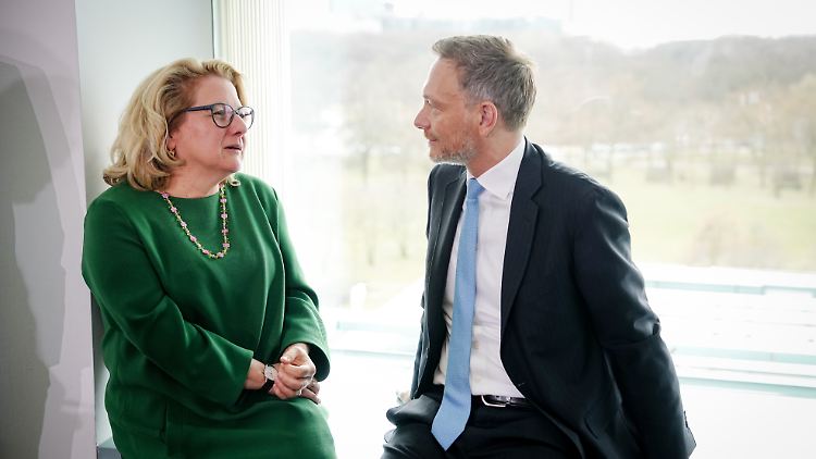 Entwicklungsministerin Schulze und Finanzminister Lindner bei einer Kabinettssitzung im Bundeskanzleramt.