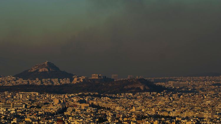 Nur wenige Kilometer nordöstlich von Athen bekämpft die Feuerwehr auf einer Fläche von rund 200 Quadratkilometern unzählige Brandherde.