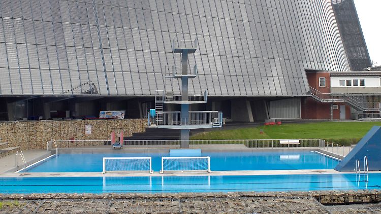 Nach dem Sprung tauchte der Mann zunächst wieder auf, machte jedoch unsichere Schwimmbewegungen.