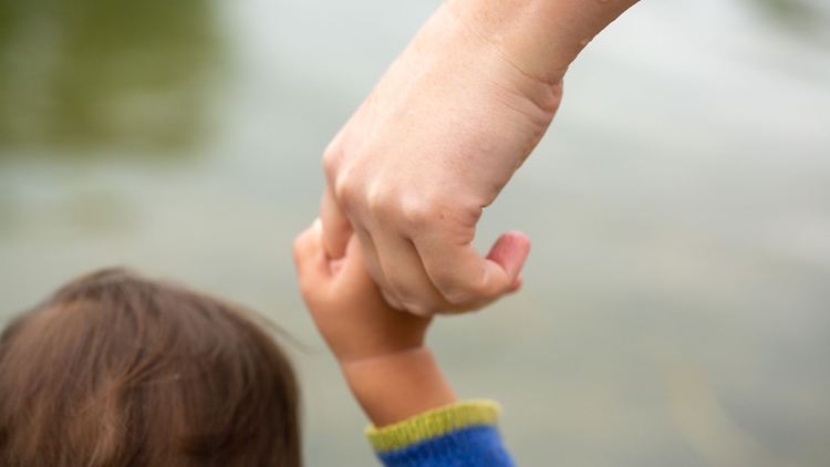 Ende 2023 standen in Thüringen zumindest rechnerisch jedem zur Adoption vorgemerkten Kind rund fünf mögliche Adoptiveltern gegenüber. (Illustrationsbild)