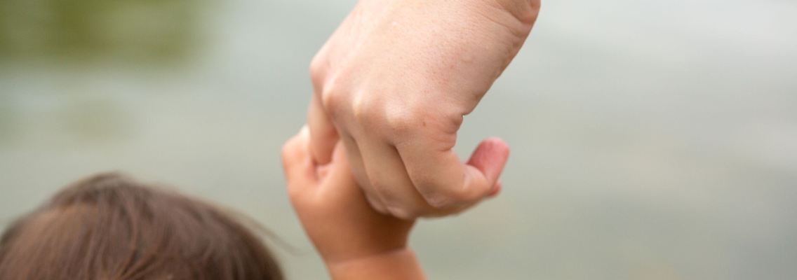 Ende 2023 standen in Thüringen zumindest rechnerisch jedem zur Adoption vorgemerkten Kind rund fünf mögliche Adoptiveltern gegenüber. (Illustrationsbild)