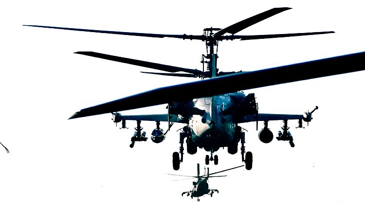 Das Bild zeigt russische Ka-52-Kampfhubschrauber - angeblich in der Region Kursk. 