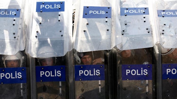 Die türkische Demokratie funktioniert nicht reibungslos: bei einem Protest gegen Erdogan schützt sich die Polizei mit ihren Schilden.
