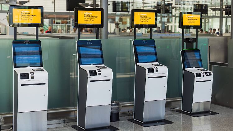 Automaten zum Ausstellen einer Bordkarte benötigte der Mann für sein Vorhaben nicht. 