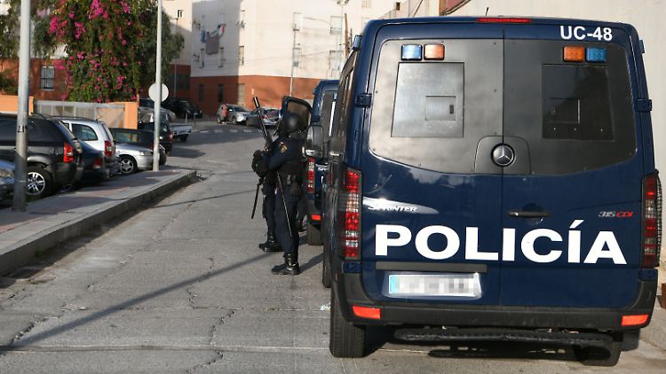 Polizisten befreien eine Frau aus einer schlimmen Lage in Salamanca. 
